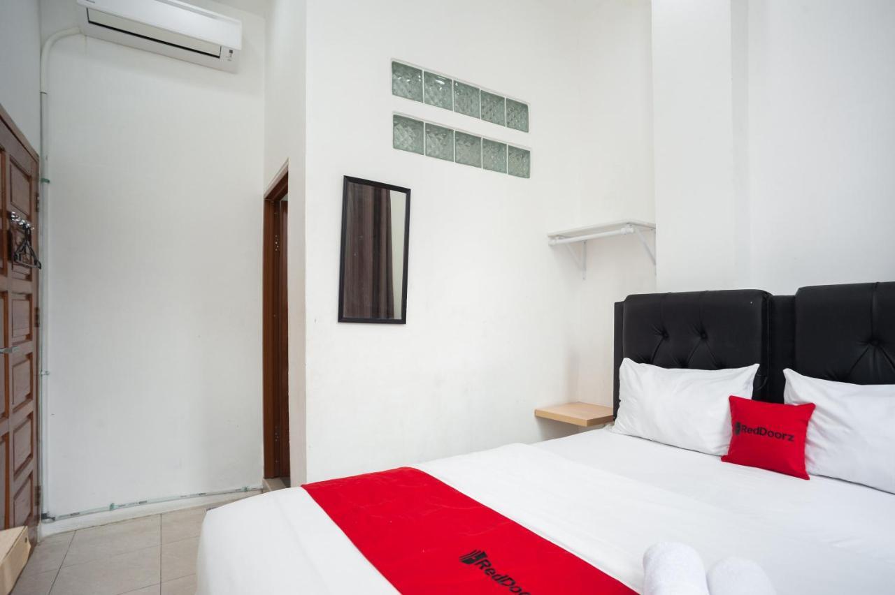 Reddoorz At Jalan Bangau Palembang Hotel Exterior photo