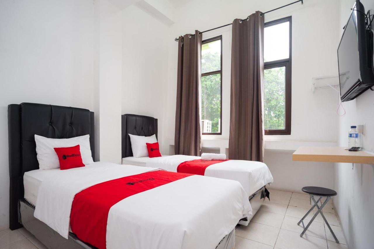 Reddoorz At Jalan Bangau Palembang Hotel Exterior photo